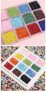 Lot de perles de rocaille colorées de 2mm en boîtes acryliques pour bijoux DIY