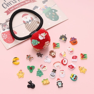 Sortierte Weihnachts-Harzanhänger für DIY-Haarspangen mit Plüschball-Haargummi