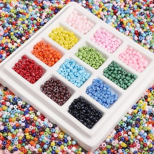 Kit de perles de rocaille colorées pour bijoux DIY dans un plateau en céramique à 12 cases