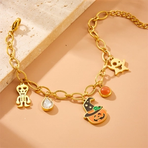 Dettaglio del bracciale di Halloween con ciondoli zucca, teschio, fantasma e chiusura a moschettone