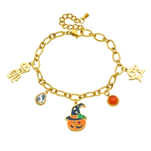 Bracciale dorato di Halloween con ciondoli a zucca in smalto, teschio e gemme su sfondo bianco