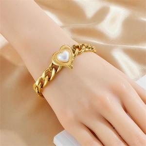 Goldenes Gliederkettenarmband mit Perlenherz-Anhänger auf luxuriösem Seidenhintergrund