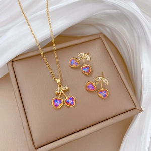 Detailansicht des Gold-Kirschschmuck-Sets mit Aurora-Kristallherzen und Zirkon-Blättern