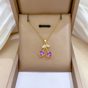 Luxuriöses Gold-Halsketten-Set mit Herz-Opal-Kirsch-Anhänger in einer Schmuckschatulle