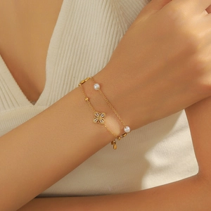 Bracelet trèfle élégant doré à deux rangs avec perles blanches et zircons