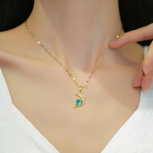 Elegante collana con ciondolo a delfino dorato, zircone blu e cristalli su catena sottile