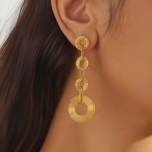 Longues boucles d'oreilles dorées avec quatre anneaux en spirale en acier inoxydable