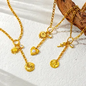Dettaglio di collane vintage in acciaio inossidabile dorato con ciondoli sole e rosa