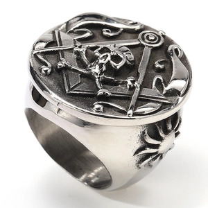 Detail van vintage stalen ring met schedel en vrijmetselarij symbool reliëf