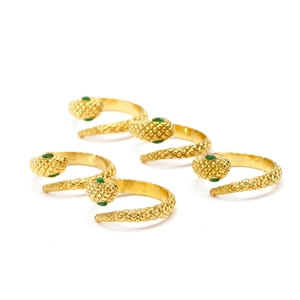 Set de 5 anillos de serpiente dorados con ojos verdes y escamas texturizadas