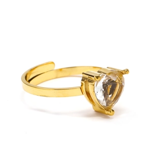 Detalle del engaste de 4 garras del anillo de metal dorado con circonita de corazón