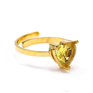 Detalle de piedra de circón amarillo en forma de corazón en anillo dorado