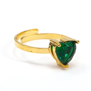 Detalle macro del anillo de circonita corazón verde oscuro con banda dorada pulida