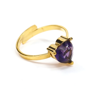 Detalle de anillo dorado ajustable con circón morado en forma de corazón engastado en 3 garras
