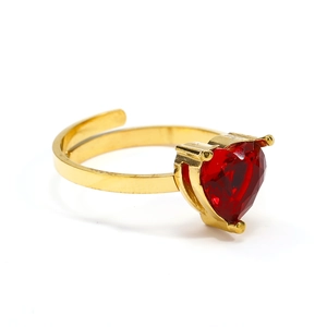 Elegante anillo dorado ajustable con una gema de circón en forma de corazón rojo en 3D