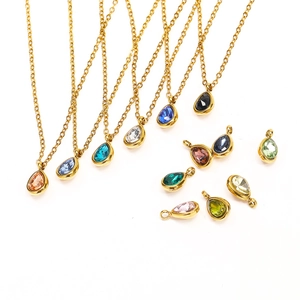Détail de colliers avec pendentifs en zircon coloré en forme de goutte d'eau variée