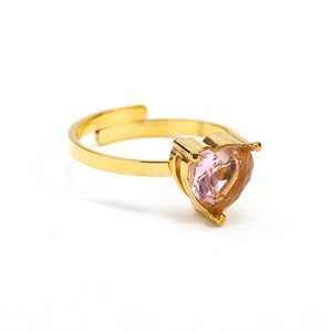 Detalle de anillo ajustable dorado con circón rosa en forma de corazón brillante