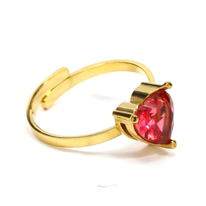 Detalle de circonita roja en corazón y anillo ajustable de acero inoxidable dorado pulido