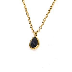 Gros plan détaillé d'un collier en chaîne dorée avec pendentif en zircon noir taillé en poire