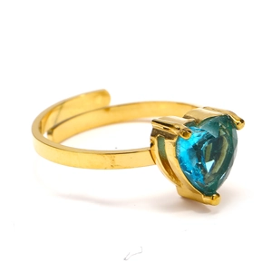 Detalle de anillo ajustable bañado en oro con una gran circonita azul en forma de corazón