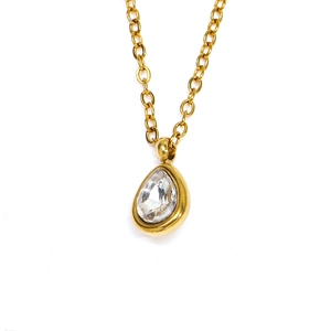 Détail d'un collier doré luxueux avec un pendentif poire en zircone cubique étincelant