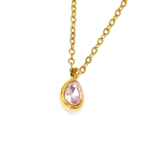 Détail du collier goutte en plaqué or orné d'une zircone rose de taille poire