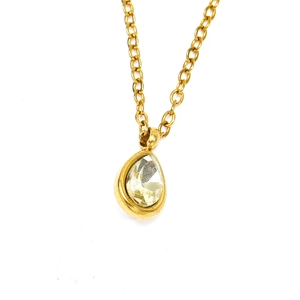 Détails du collier doré de luxe avec zircon en goutte d'eau et fine chaîne élégante