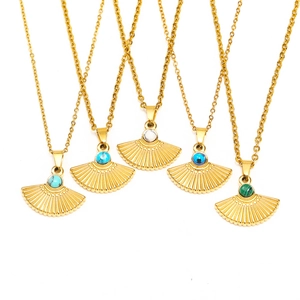 Vue détaillée de cinq pendentifs en éventail plaqués or 18 carats avec pierres fines