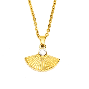 Détail du pendentif éventail doré 18K avec pierre naturelle blanche sur chaîne