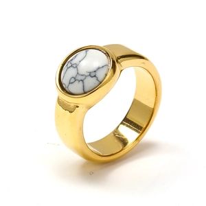 Detail eines 18k vergoldeten Edelstahlrings mit weißem Marmorstein-Inlay