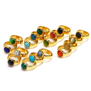 Minimalistisches Set aus 18k vergoldeten Edelstahlringen mit bunten runden Edelsteinen