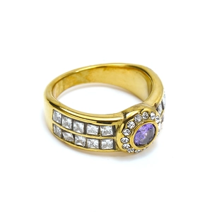 Dettaglio anello placcato oro 18k con gemma viola centrale e accenti di diamanti