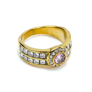 Dettaglio anello in acciaio inossidabile placcato oro 18k con pietra rosa e diamanti