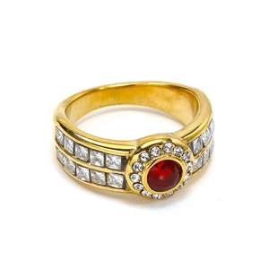Macro di anello in oro 18k con gemma rossa e pavé di diamanti bianchi sulla fascia larga
