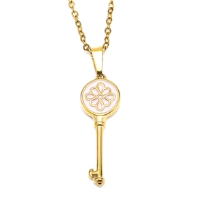 Elegante gouden sleutelhanger met roze emaille bloemenpatroon aan een fijne ketting