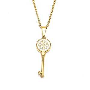 Minimalistische gouden sleutelketting met wit bloemmotief aan een gepolijste ketting