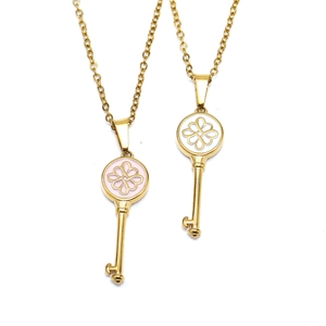 Detailopname van gouden sleutelkettingen met roze en wit emaille klaverblad patroon