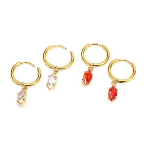 Détail de boucles d'oreilles en or 18k avec zircons marquise rouges et transparents