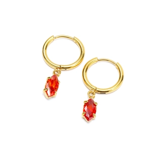 Détail de créoles plaquées or 18 carats avec pierres de zircon rouge marquise