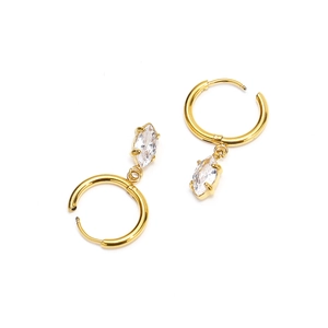Détail de boucles d'oreilles en titane plaqué or 18 carats avec zircon ovale