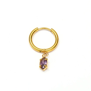 Vue détaillée de créoles plaquées or 18k avec un pendentif en zircon violet marquise
