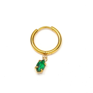 Détail de la boucle d'oreille dorée 18 carats avec un zircon vert taillé en marquise