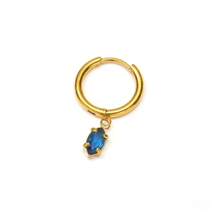 Détail de la boucle d'oreille dorée 18k avec pendentif en zircon bleu de coupe marquise