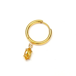 Détail d'une boucle d'oreille plaquée or 18 carats avec un zircon jaune taille marquise
