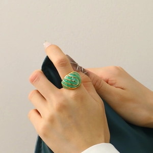 Anillo de esmalte verde irregular en titanio chapado en oro 18k con diseño de ondas