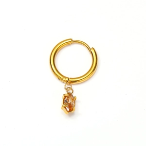 Détail de la boucle d'oreille créole plaquée or 18k avec zircon champagne de taille marquise