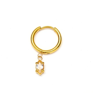 Détail d'une boucle d'oreille créole en or 18 carats avec pendentif zircon marquise