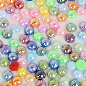 Vista macro di mezze perle in ABS cangianti e colorate per accessori capelli fai-da-te