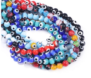 Gros plan de perles millefiori colorées avec œil protecteur et cœur pour bijoux DIY