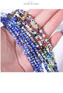 Détail macro de perles en verre œil turc de diverses couleurs pour création de bijoux
